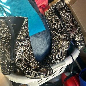 Boots black snd sliver if you’re in a band zippers on the side, like new